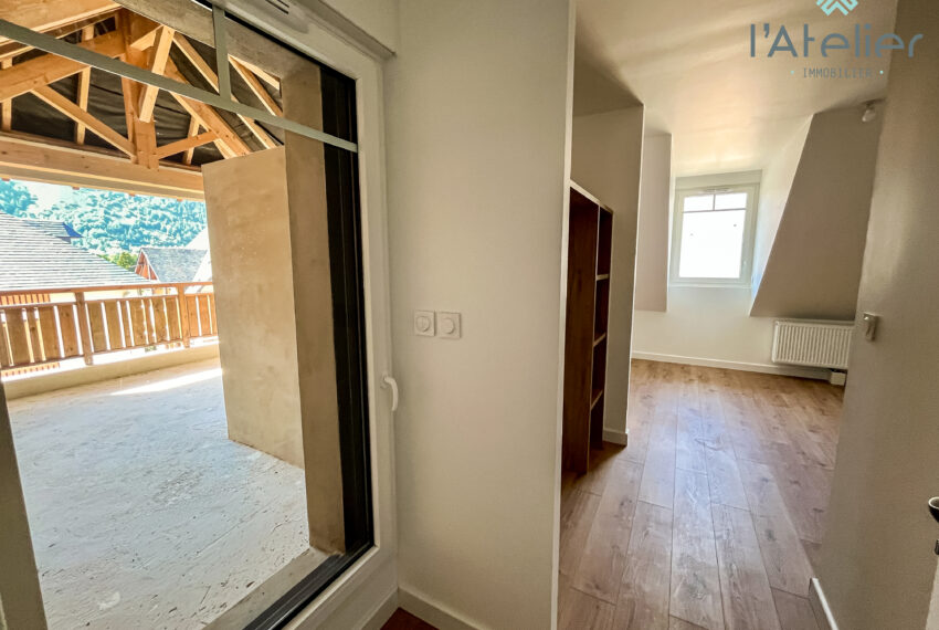 B207-T2-neuf-investissement-montagnes-vefa-achat-immobilier-hautespyrennees-saintlarysoulan-pierres-bois-vue-balcon-leschaletsdor-latelierimmo.com-11